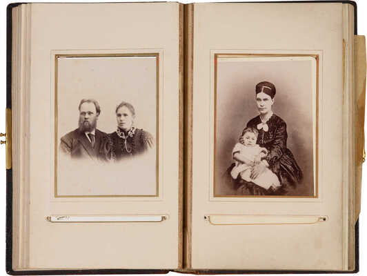 Семейный альбом фотографий из архива художника Анатолия Алексеевича Толоконникова. Всего 42 фотографии конца XIX 